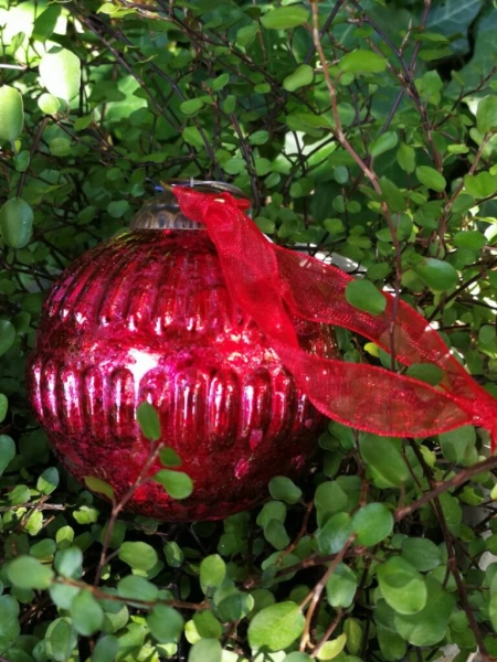 Christbaumkugel Streifenmuster, weinrot