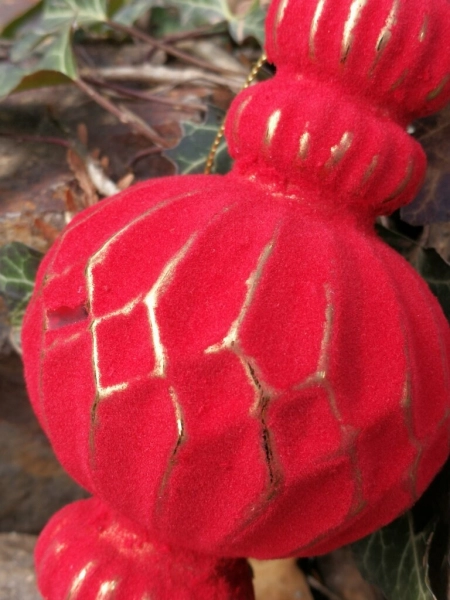 Christbaumkugel Kegel Jarla, rot beflockt