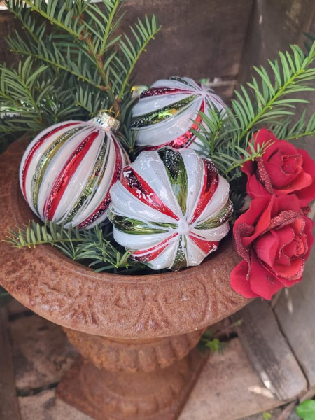 Christbaumkugel Zetty, Streifen schmal, weiß-rot-grün