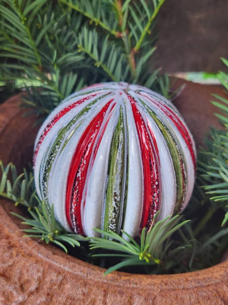 Christbaumkugel Zetty, Streifen schmal, weiß-rot-grün