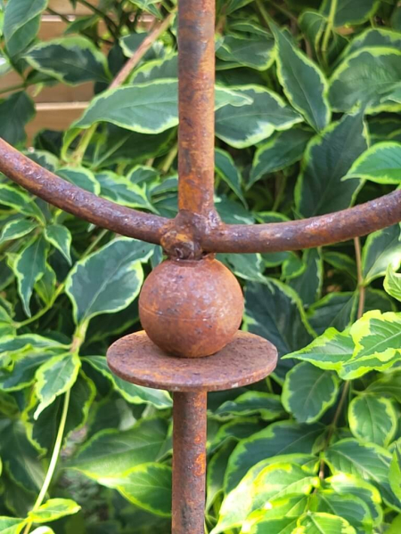Edelrost Gartenstecker Turbine, mit gelber Glaskugel