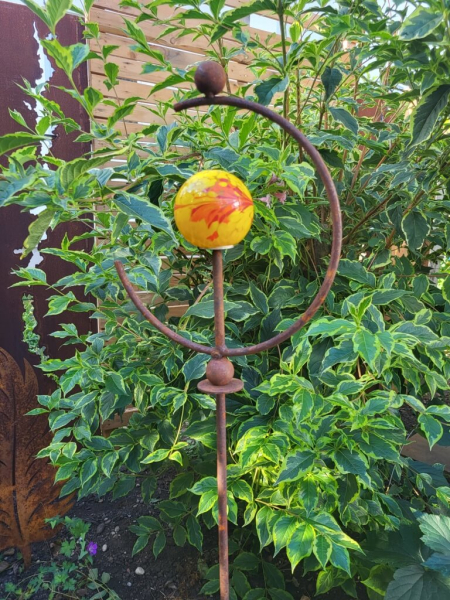 Edelrost Gartenstecker Turbine, mit gelber Glaskugel