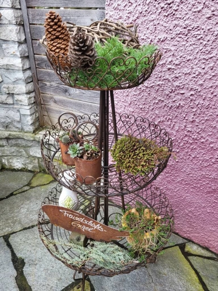 Etagere mit 3 Körben, dunkelbraun lackiert