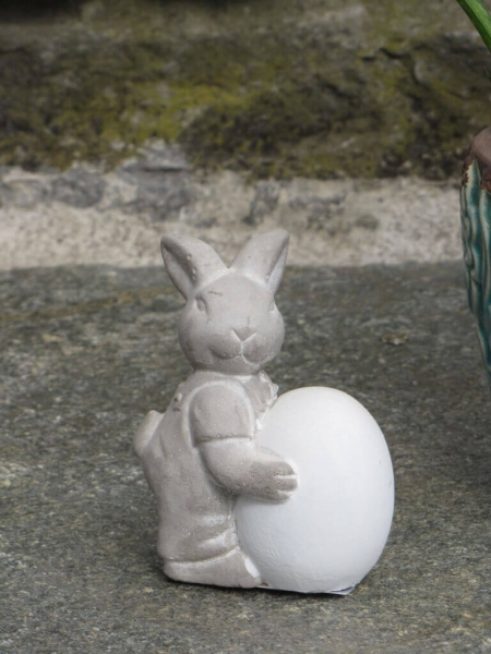 Dekohase mit Ei aus Zement