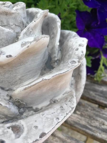 Dekorose aus Polyresin
