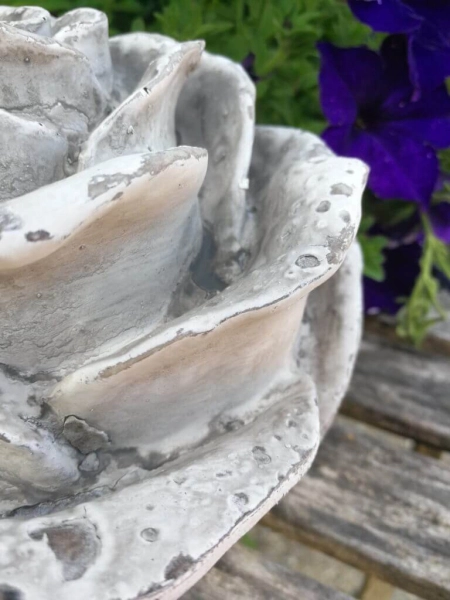 Dekorose aus Polyresin
