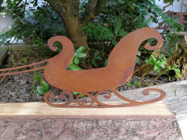 Edelrost Hirsch mit Schlitten auf Holzbrett