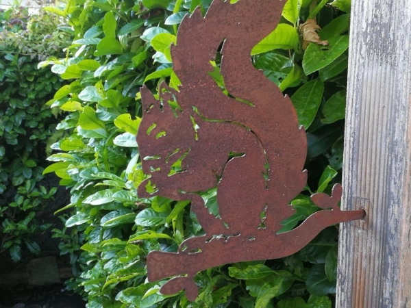 Edelrost Eichhörnchen "Hazel", sitzend