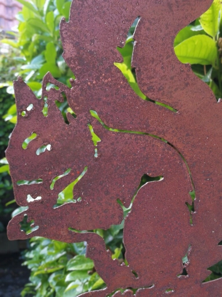 Edelrost Eichhörnchen "Hazel", sitzend