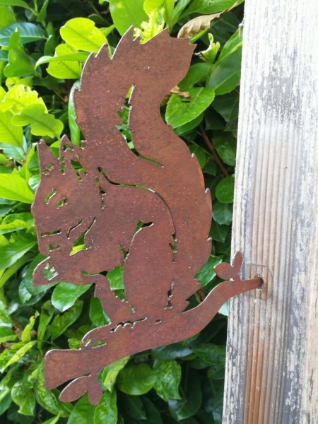 Edelrost Eichhörnchen "Hazel", sitzend