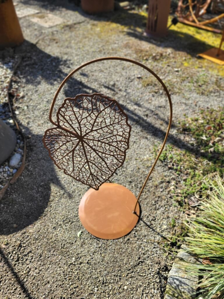 Edelrost Skulptur Blätterhauch auf Platte