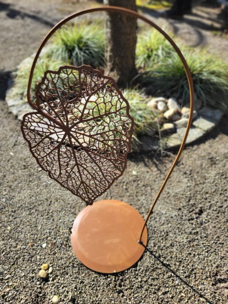 Edelrost Skulptur Blätterhauch auf Platte