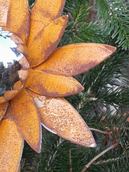 Edelrost Blume Valisa mit Edelstahlkugel, klein