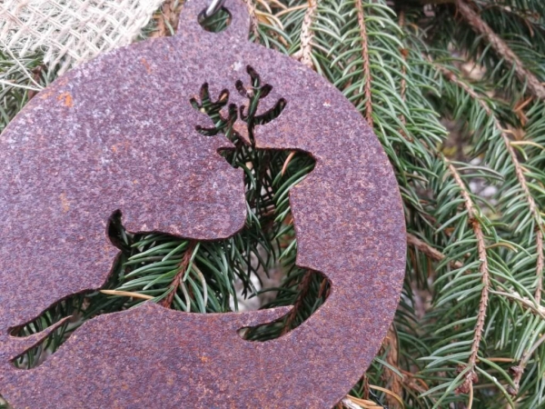 Edelrost Christbaumkugel Hirsch, geschlossen