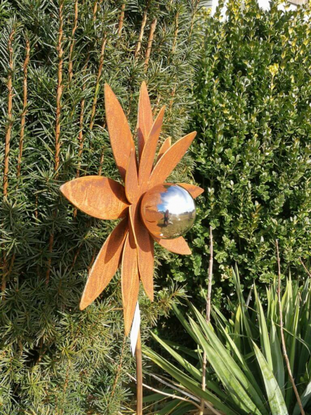 Edelrost Blume Valisa mit Edelstahlkugel