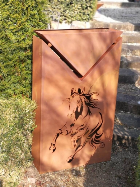 Edelrost Dekosäule Dreieck Pferd, mit Schale
