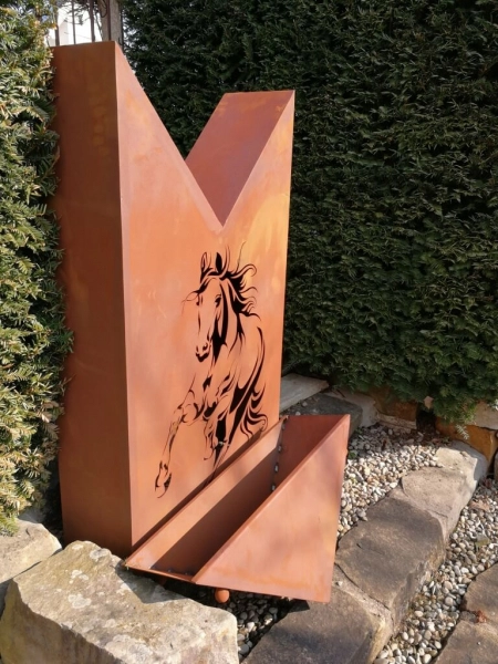 Edelrost Dekosäule Dreieck Pferd, mit Schale