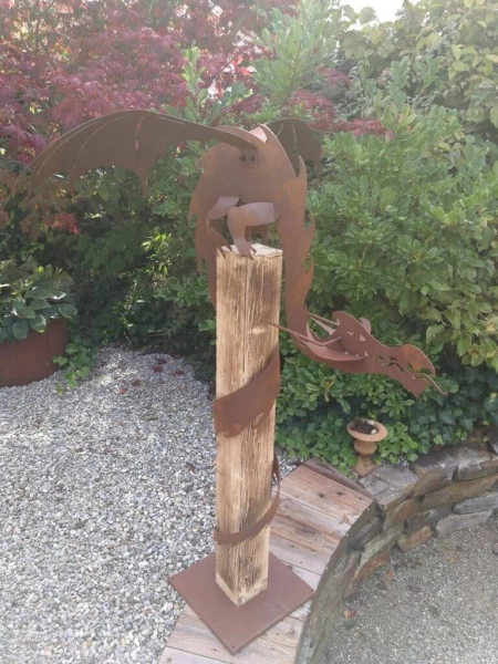 Edelrost Draco mit Holzbalken