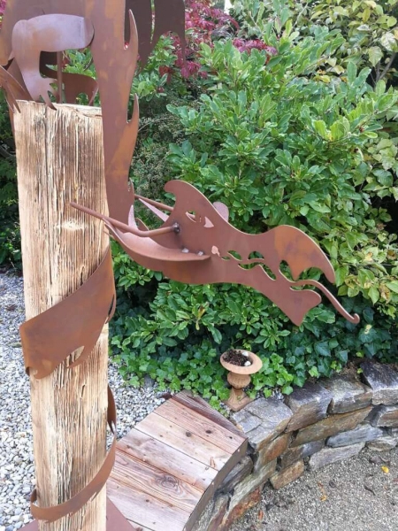 Edelrost Draco mit Holzbalken