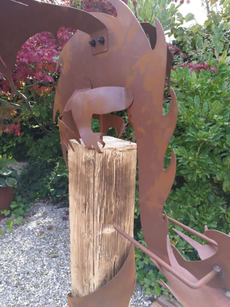 Edelrost Draco mit Holzbalken