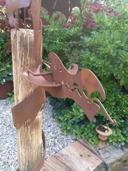 Edelrost Draco mit Holzbalken