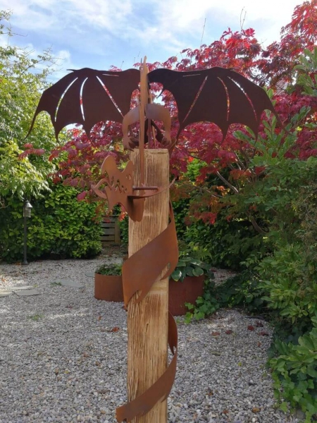 Edelrost Draco mit Holzbalken