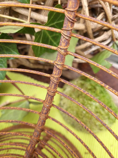 Edelrost Drahtkorb auf Fuß