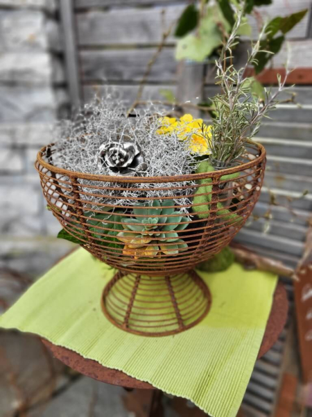 Edelrost Drahtkorb auf Fuß