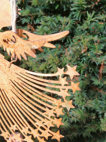Engel Patricia mit Vogel zum Hängen, Edelrostoptik