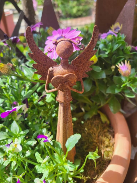 Edelrost Engel Sarah mit Herz, 24 cm