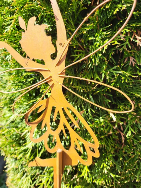Edelrost Gartenstecker Fee Elysia, tanzend