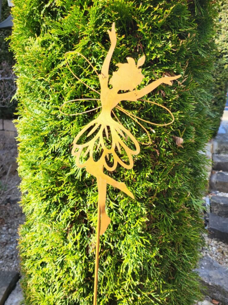 Edelrost Gartenstecker Fee Elysia, tanzend