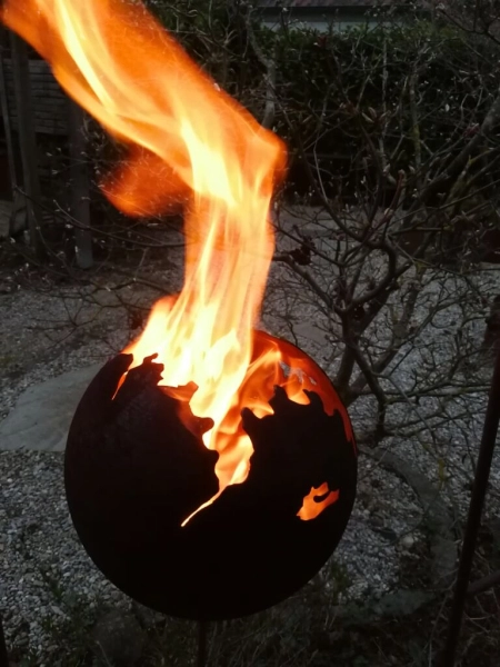 Edelrost Feuerkugel Risse auf Podest
