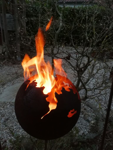 Edelrost Feuerkugel Risse auf Podest