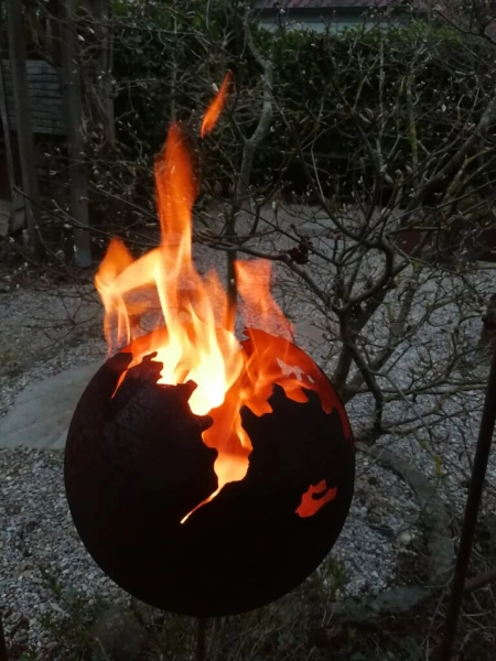 Edelrost Feuerkugel Risse auf Podest