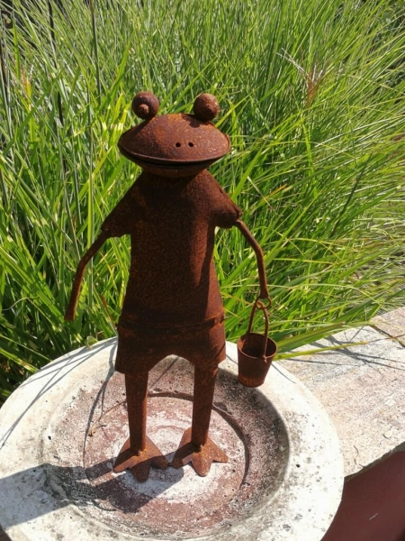 Edelrost Frosch mit Eimer