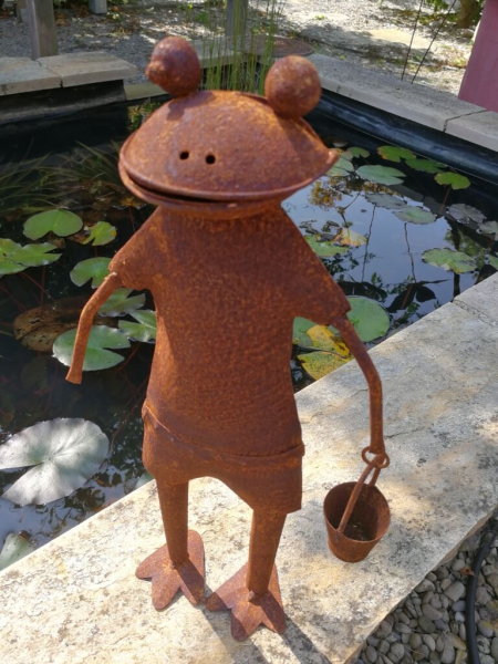 Edelrost Frosch mit Eimer