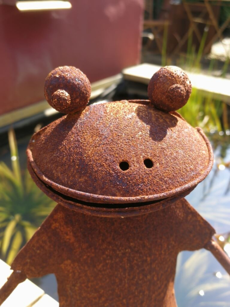 Edelrost Frosch mit Eimer