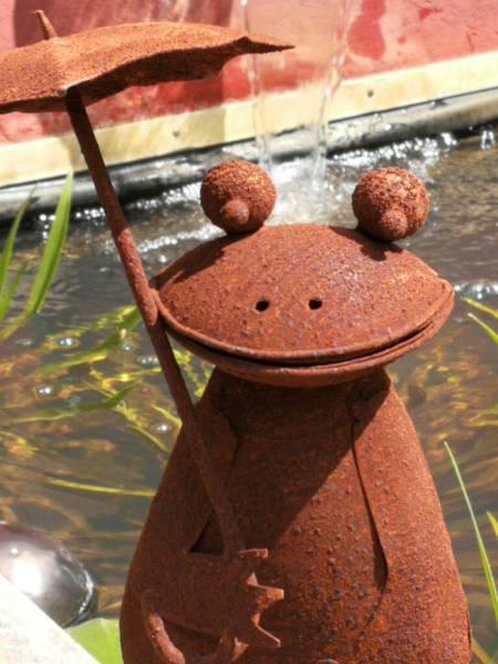 Edelrost Frosch mit Regenschirm