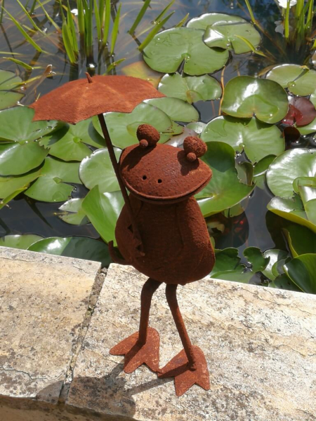 Edelrost Frosch mit Regenschirm