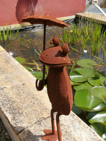 Edelrost Frosch mit Regenschirm