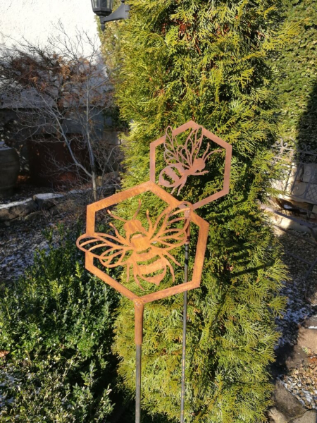 Edelrost Gartenstecker Biene in Waabe, von oben
