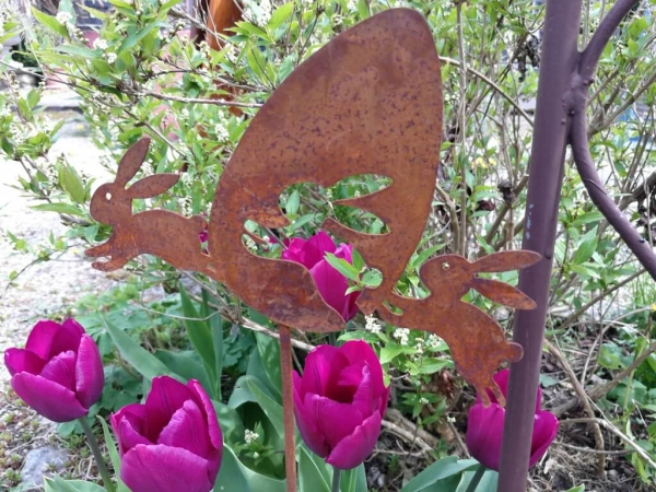 Edelrost Gartenstecker Ei mit Hasen