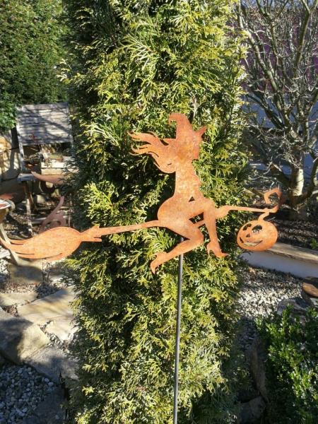 Edelrost Gartenstecker Hexe Friselda mit Kürbis
