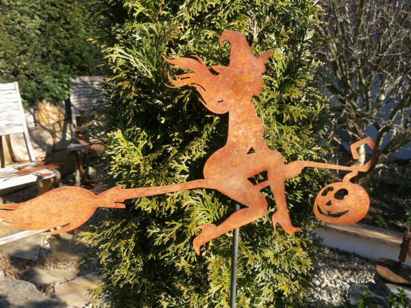 Edelrost Gartenstecker Hexe Friselda mit Kürbis