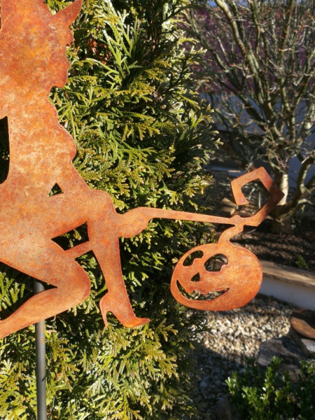 Edelrost Gartenstecker Hexe Friselda mit Kürbis