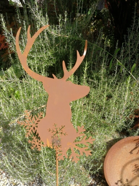 Edelrost Gartenstecker Hirsch mit Schneekristallen