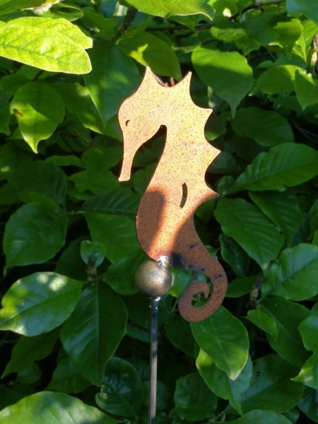 Edelrost Gartenstecker Seepferdchen auf Kugel