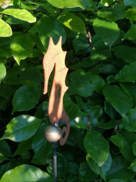 Edelrost Gartenstecker Seepferdchen auf Kugel