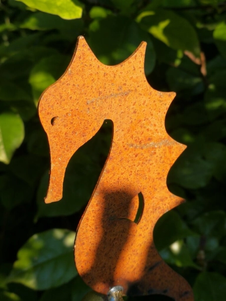 Edelrost Gartenstecker Seepferdchen auf Kugel